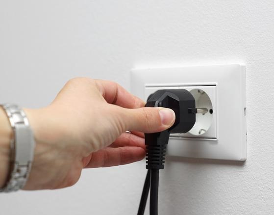 回南天季節，怎樣避免用電時(shí)因受潮引起的觸電?